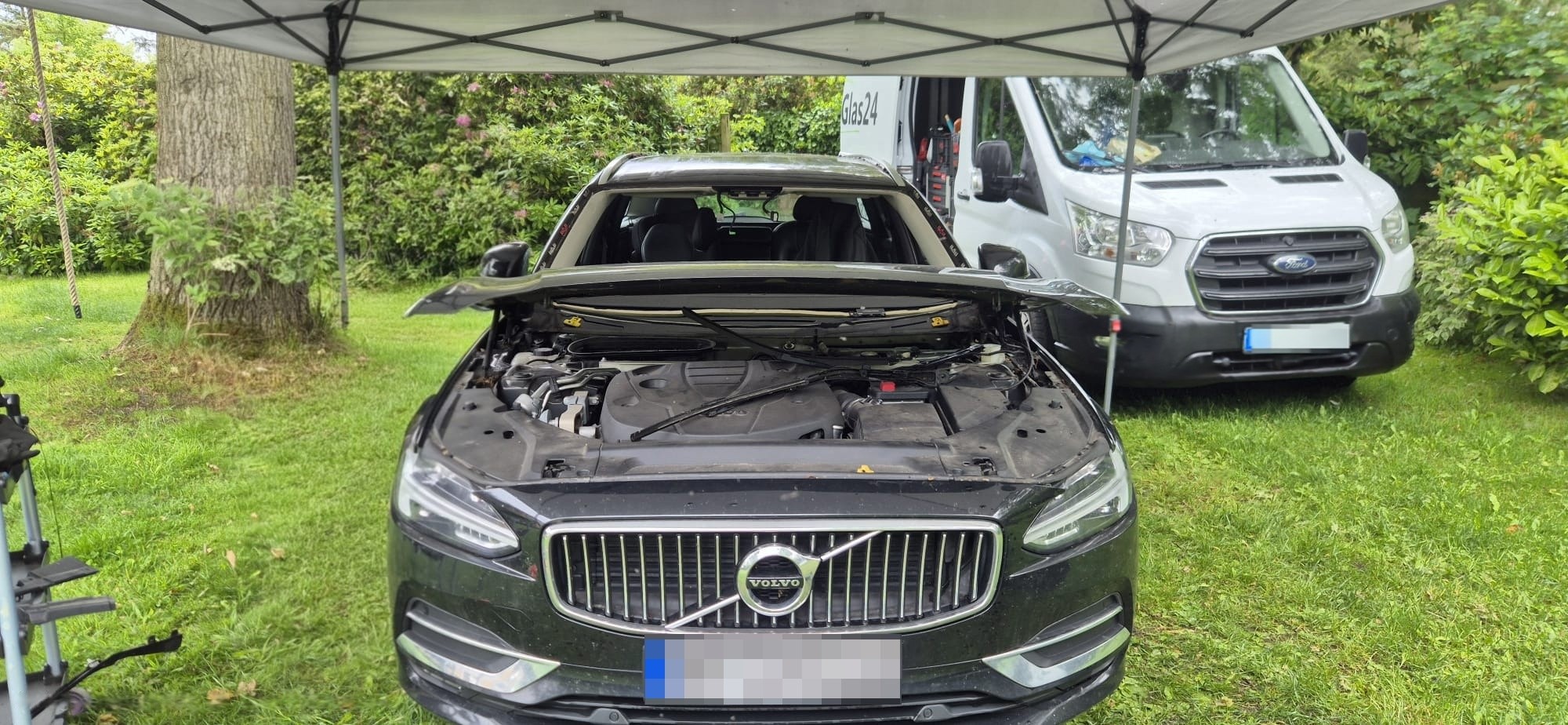 Volvo PKW nach dem fachmännischen Ausbau der defekten Frontscheibe